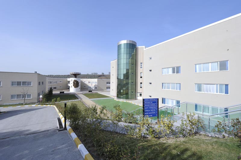 TED Bursa Koleji kampüsü ve Atatürk anıtı