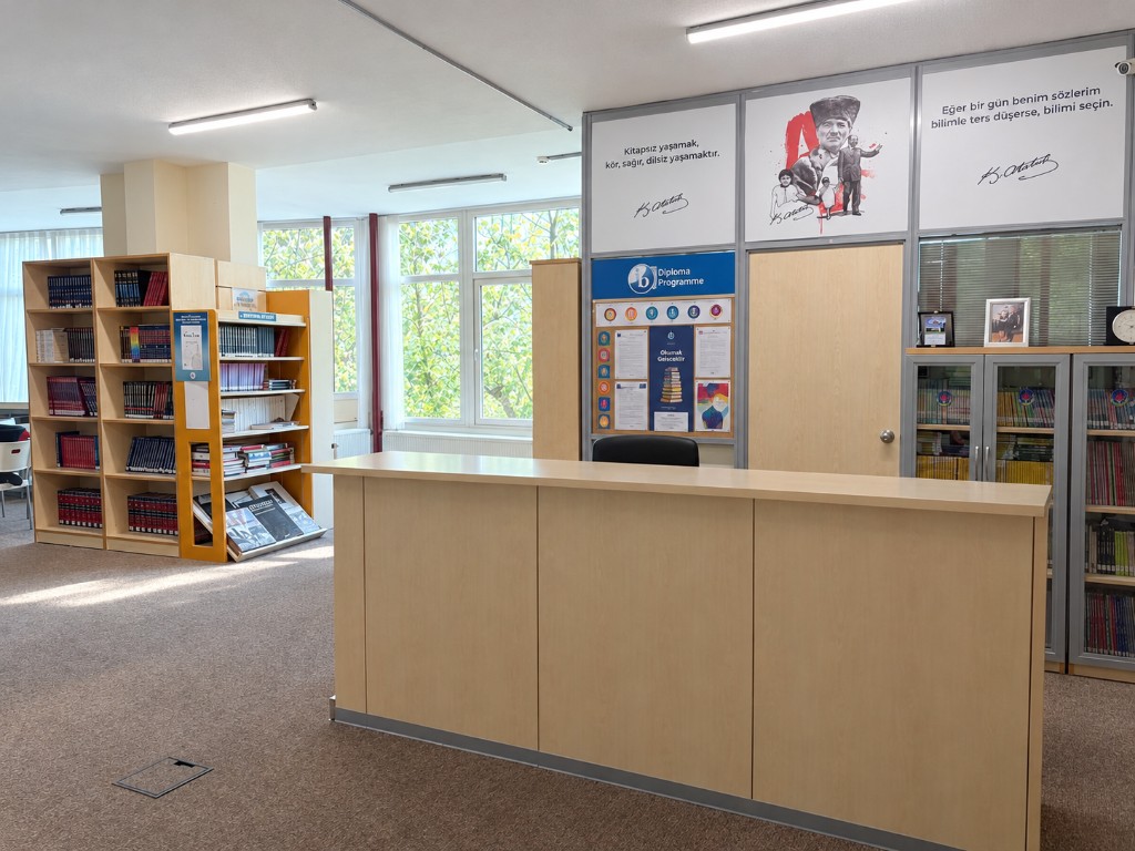 Kütüphane ödünç verme masası ve IB Diploma Programı panosu
